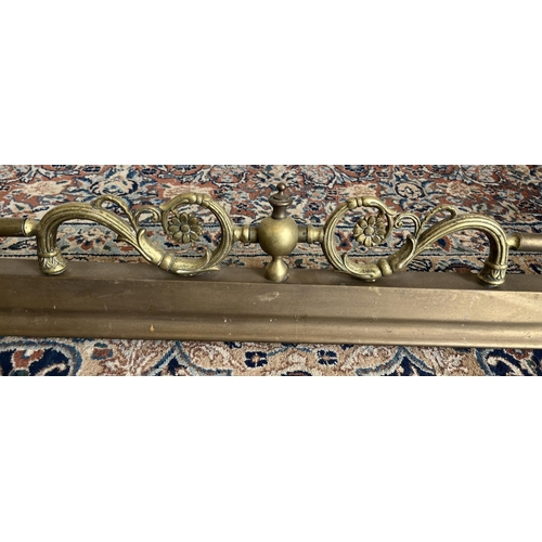 1173 - Brass adjustable fire curb, W137cm D45cm