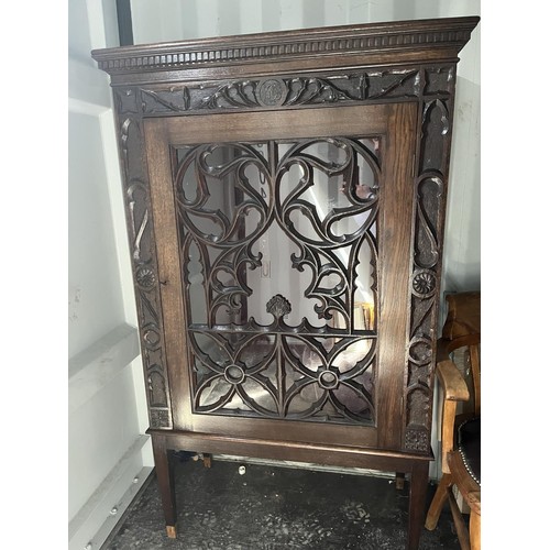 1252 - Edwardian oak display cabinet, with dentil cornice and Gothic tracery glazed door and sides on squar... 