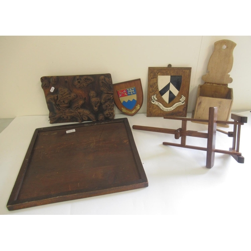 1234 - Oak folding table top easel, Indian printing block, two wall crests plaques, pine salt box and a woo... 