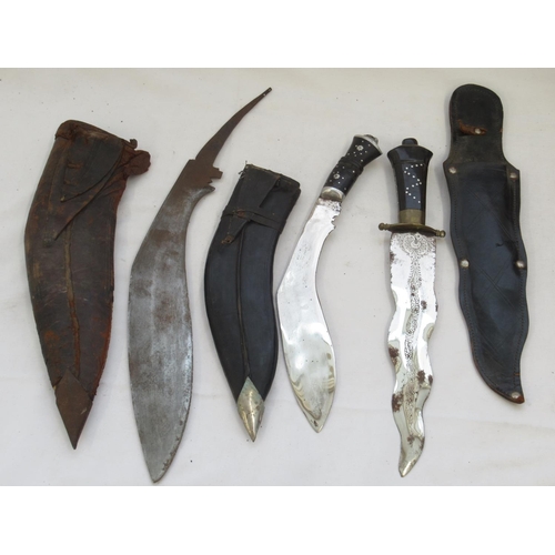 1556 - Military issue Kukri blade, missing hilt, with original sheath in poor condition, blade L11''. With ... 