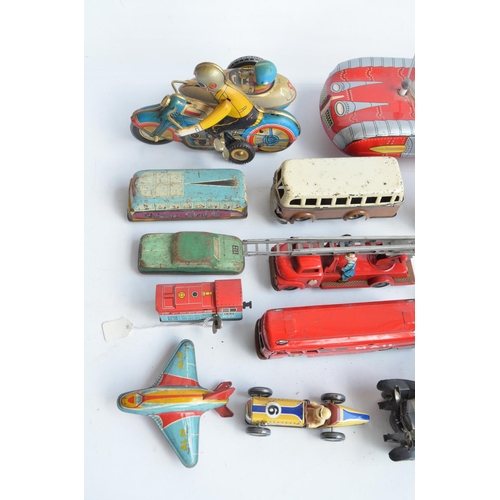 407 - Collection of 22 modern and vintage unboxed tin plate clockwork, friction, free running and battery ... 