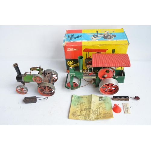 413 - Boxed Wilseco 'Old Smokey' steam roller with instruction sheet (model in very good previously used c... 