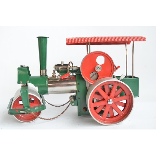 413 - Boxed Wilseco 'Old Smokey' steam roller with instruction sheet (model in very good previously used c... 