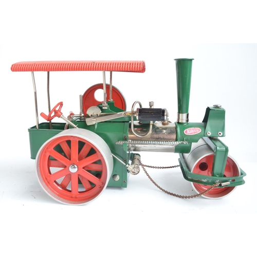 413 - Boxed Wilseco 'Old Smokey' steam roller with instruction sheet (model in very good previously used c... 