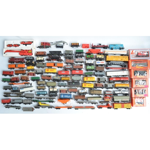 439 - Collection of mostly unboxed previously used OO/HO gauge railways wagons from Hornby, Tri-ang, Lima,... 