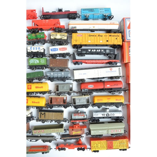 439 - Collection of mostly unboxed previously used OO/HO gauge railways wagons from Hornby, Tri-ang, Lima,... 