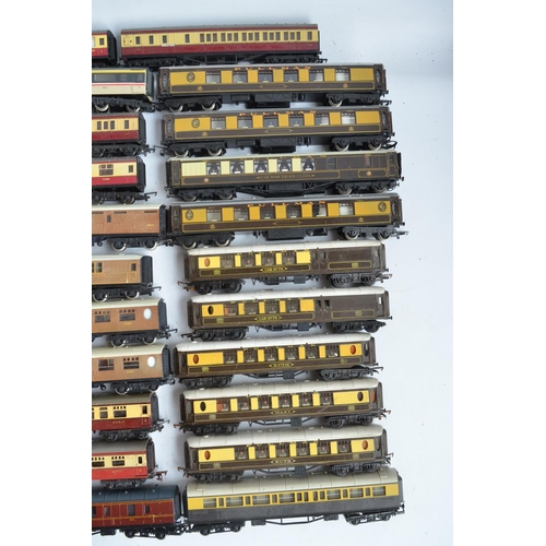 441 - Large collection of previously used OO/HO gauge railway models and accessories, various manufacturer... 