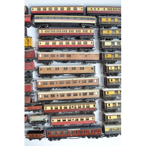 441 - Large collection of previously used OO/HO gauge railway models and accessories, various manufacturer... 