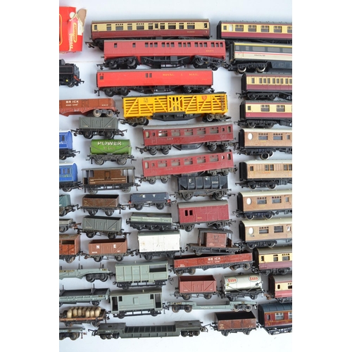 441 - Large collection of previously used OO/HO gauge railway models and accessories, various manufacturer... 