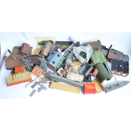 441 - Large collection of previously used OO/HO gauge railway models and accessories, various manufacturer... 