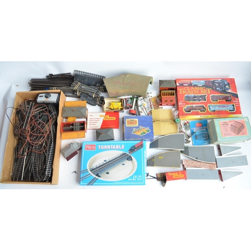 441 - Large collection of previously used OO/HO gauge railway models and accessories, various manufacturer... 