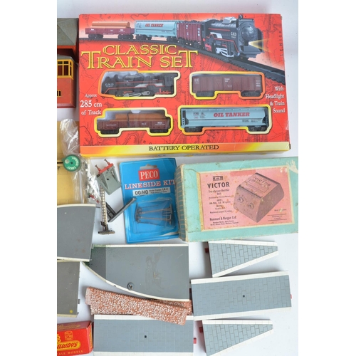 441 - Large collection of previously used OO/HO gauge railway models and accessories, various manufacturer... 