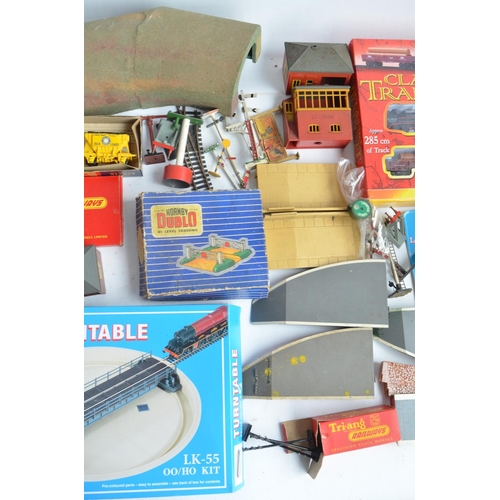 441 - Large collection of previously used OO/HO gauge railway models and accessories, various manufacturer... 