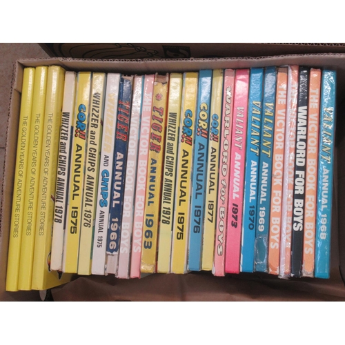 736 - Large collection of British comics and annuals from the 1960s-70s, in folders and loose, to inc. Rov... 