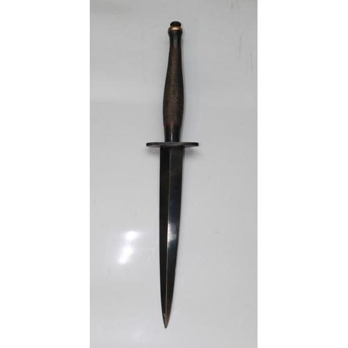 1557 - Fairbairn- Sykes Commando Knife. Second Pattern Stamped with broad arrow B2 inspectors mark on the g... 