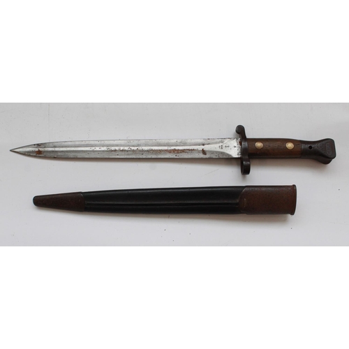 1571 - British 1888 Mk2 Lee Metford Bayonet. In original leather scabbard with steel top and end mounts. Se... 