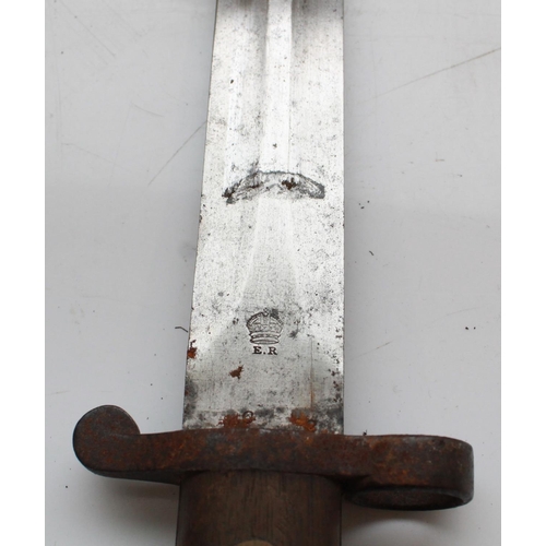 1571 - British 1888 Mk2 Lee Metford Bayonet. In original leather scabbard with steel top and end mounts. Se... 