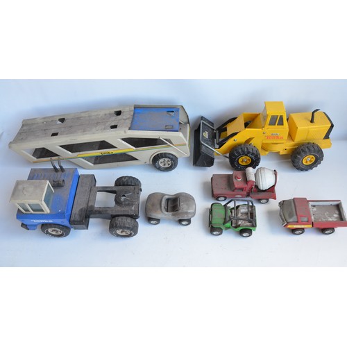 410 - Collection of large metal outdoors Tonka vehicles to include car transporter and wheel loader, a lar... 