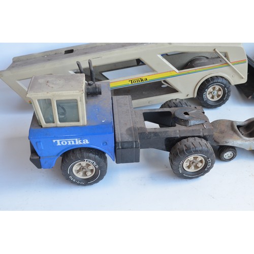 410 - Collection of large metal outdoors Tonka vehicles to include car transporter and wheel loader, a lar... 