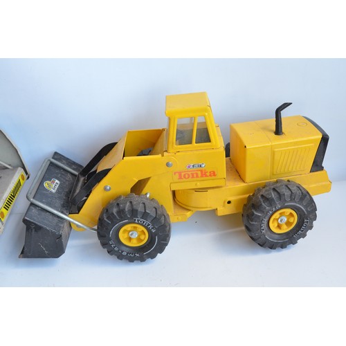 410 - Collection of large metal outdoors Tonka vehicles to include car transporter and wheel loader, a lar... 