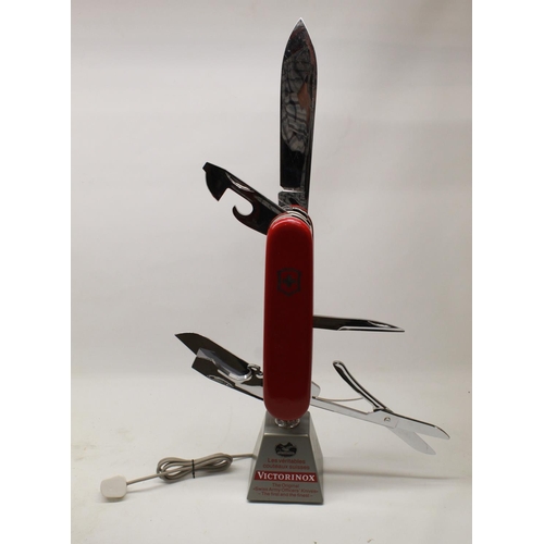 892 - Victorinox Swiss Army Knife shop display with opening and retracting blades, no. 9538, maximum H88cm