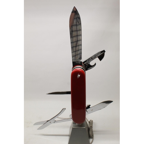 892 - Victorinox Swiss Army Knife shop display with opening and retracting blades, no. 9538, maximum H88cm