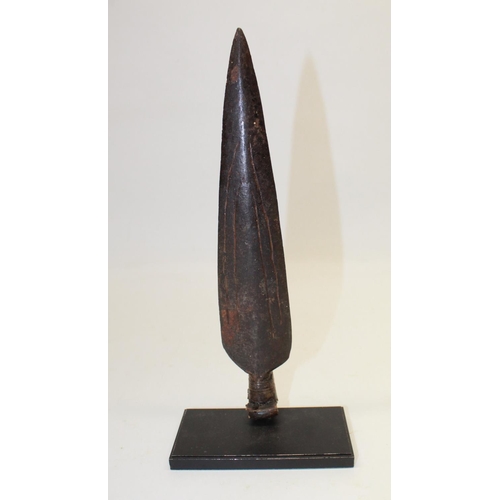 1524 - Mounted spear head of classic ancient design, 27.5cm high including base