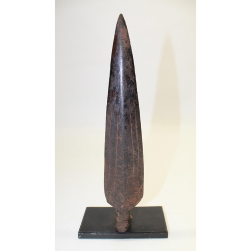 1524 - Mounted spear head of classic ancient design, 27.5cm high including base