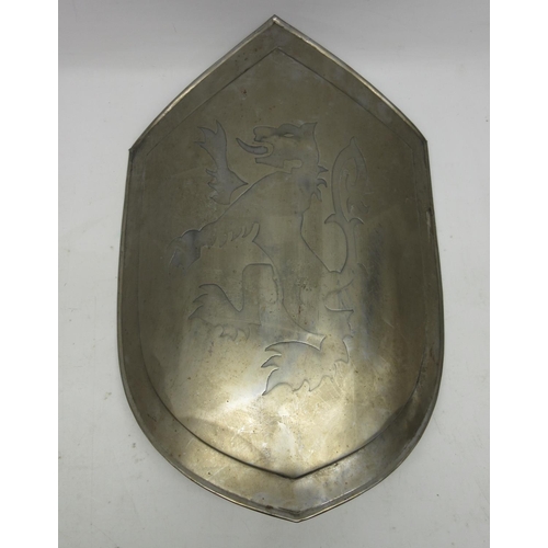 1623 - Decorative steel shield with Lion crest and carry handle, 46 x 32cm