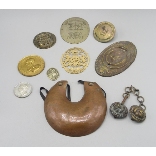 1653 - Collection of metal plaques and memorabilia, including a military cape fastener, Prince Albert comme... 