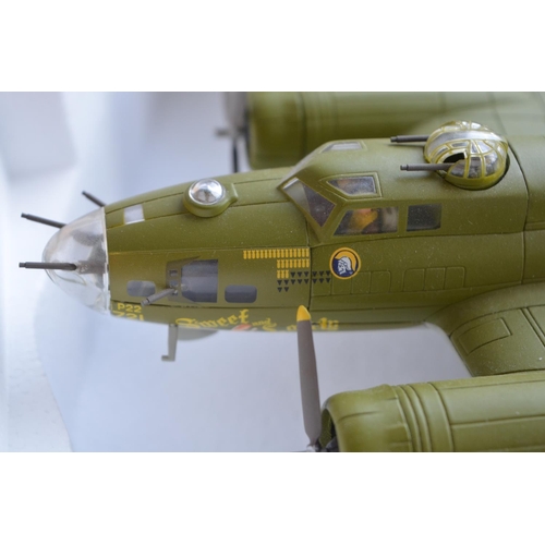 453A - Corgi Aviation Archive AA33302 1/72nd scale diecast Boeing B-17F Flying Fortress 'Sweet And Lovely' ... 