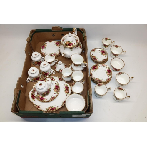 631 - Collection of Royal Albert Old Country Roses teaware, incl. teapot H20cm, cups, saucers, cake plate