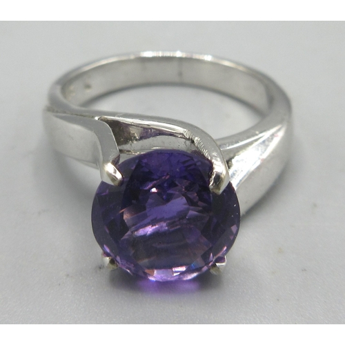 167 - 18k white gold ring set with single purple stone, 18k, size M, 5.24g