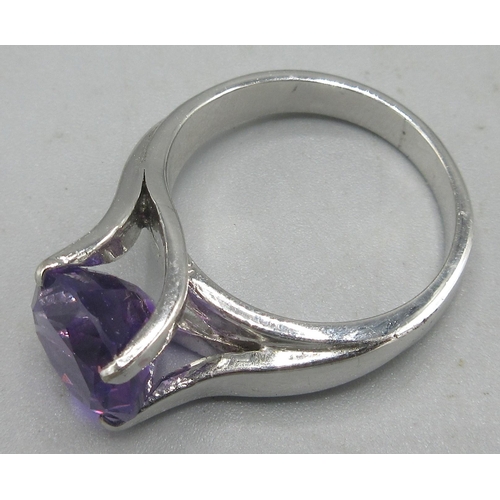 167 - 18k white gold ring set with single purple stone, 18k, size M, 5.24g