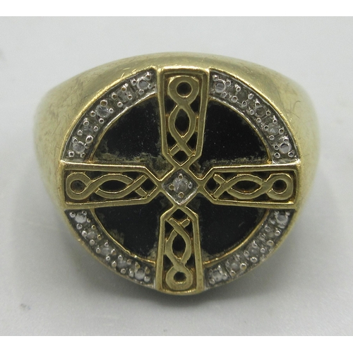 173 - 9ct yellow gold gents Celtic style ring set with onyx and diamond, stamped 375, 6.33g