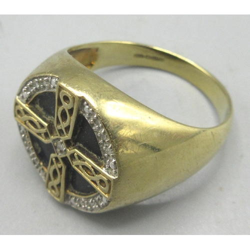 173 - 9ct yellow gold gents Celtic style ring set with onyx and diamond, stamped 375, 6.33g