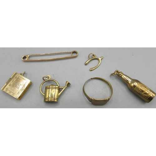 179 - 9ct yellow gold bible charm, 9ct gold signet ring (A/F), 9ct gold wishbone charm and a 9ct gold bar ... 