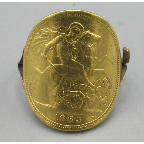 184 - 9ct yellow gold ring set with shaped ER.II 1965 sovereign, band stamped 9ct, size N, 9.12g