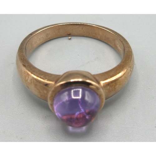 681 - 9ct rose gold ring set with cabochon purple stone, stamped 375, size N, 4.91g