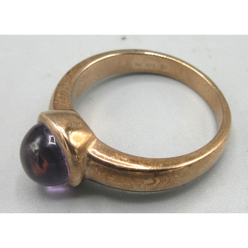 681 - 9ct rose gold ring set with cabochon purple stone, stamped 375, size N, 4.91g