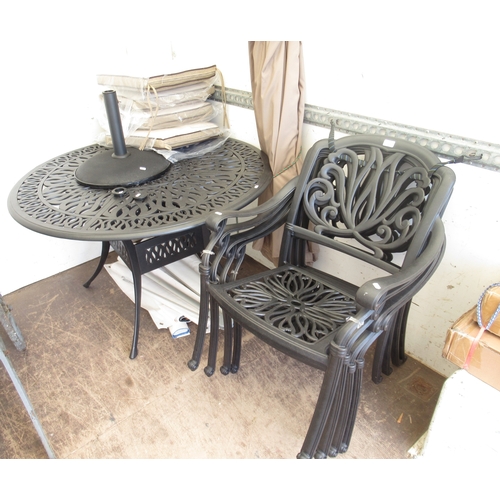 781 - Hartman large circular outdoor dining table in new condition, complete with four chairs, cushions, u... 