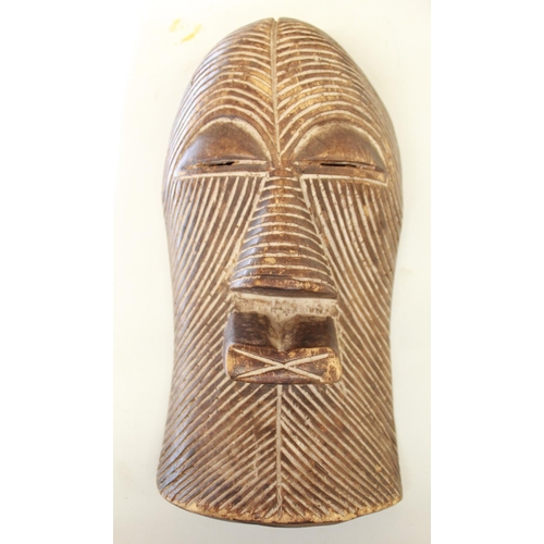 562 - Shamanic mask originating from the African continent