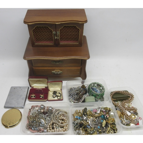 105 - Large collection of antique and modern costume jewellery including rings, clip on earrings, tie pins... 