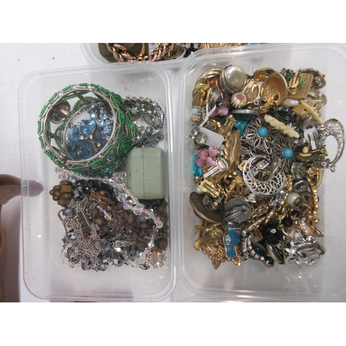 105 - Large collection of antique and modern costume jewellery including rings, clip on earrings, tie pins... 