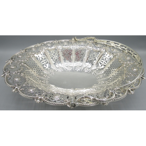 822 - George V silver basket in oval form with scalloped and beaded border, pierced sides, repousse decora... 