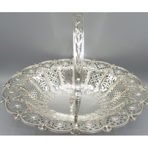 822 - George V silver basket in oval form with scalloped and beaded border, pierced sides, repousse decora... 