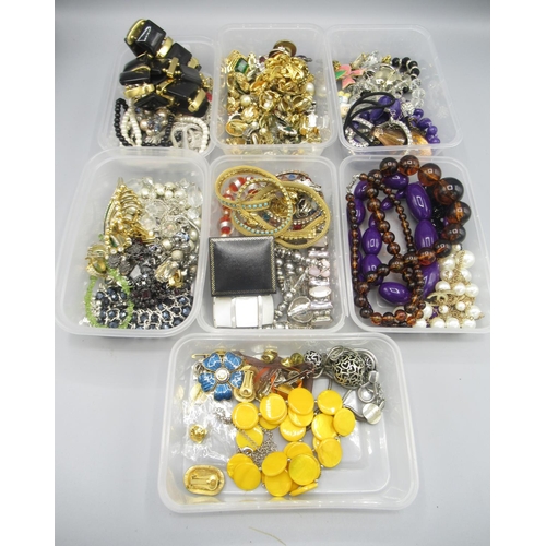 617 - Large collection of modern and costume jewellery