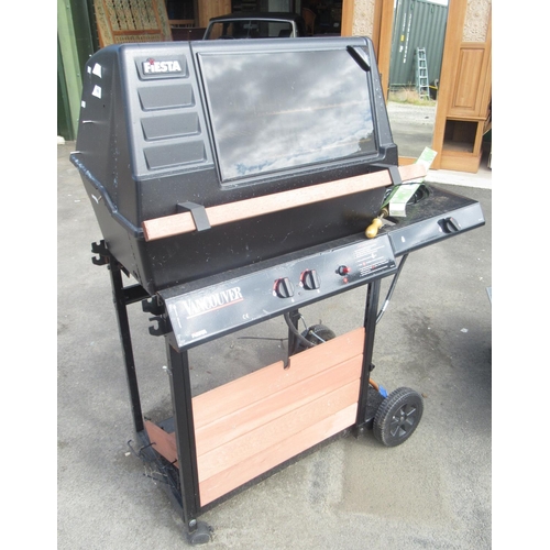 808 - Fiesta gas barbecue grill with three steel racks and hood with glass window, with external gas hob. ... 