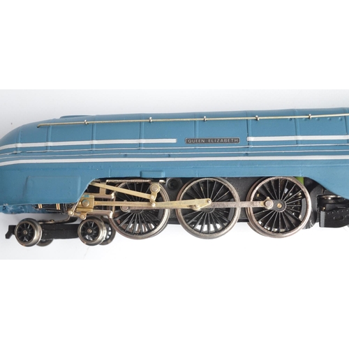 1 - Wrenn OO gauge W2300 Coronation Class 4-6-2 electric train model/kit in 'Queen Elizabeth' 6221 LMS B... 