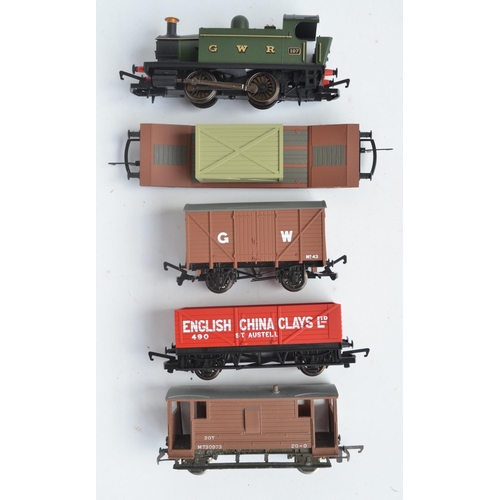 17 - Collection of OO gauge railway models to include boxed Hornby R1205 Western Freight Hauler set (orig... 